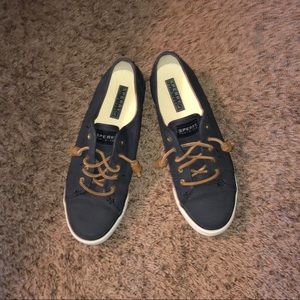 Size 8 Sperry canvas shoes excellent condition.